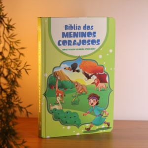 Segunda imagem do produto Bíblia dos Meninos Corajosos | NVA | Harpa Avivada e Corinhos | Capa Dura Verde