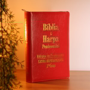 Segunda imagem do produto Bíblia e Harpa Vermelha | ARC | Letra Hipergigante Plus | Edição de Promessas | Com Índice e Zíper