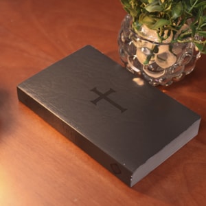 Segunda imagem do produto Bíblia Flexível Cruz | NVI | Capa Preta