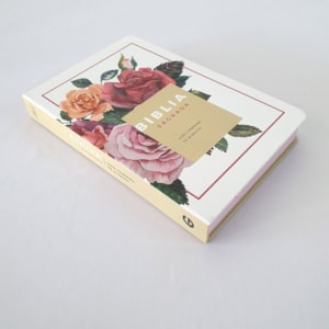 Segunda imagem do produto Bíblia Floral | ARC | Letra Normal | Capa Dura