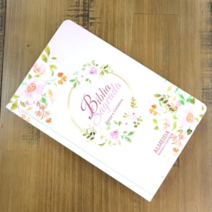 Segunda imagem do produto Bíblia Floral Rosa | ARC | Letra Gigante | Capa Dura | Harpa Avivada e Corinhos