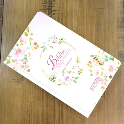 Segunda imagem do produto Bíblia Floral Rosa | ARC | Letra Gigante | Capa Dura | Harpa Avivada e Corinhos