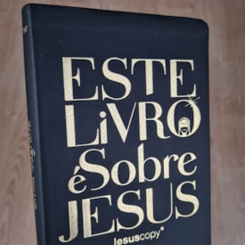 Segunda imagem do produto Bíblia Jesus Copy Este Livro é Sobre Jesus | NVI | Letra Normal |  Capa Luxo Preta