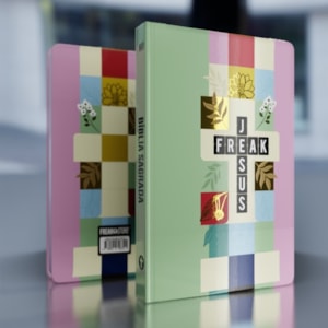 Segunda imagem do produto Bíblia Jesus Freak Pixel | NVI | Letra Normal | Capa Dura
