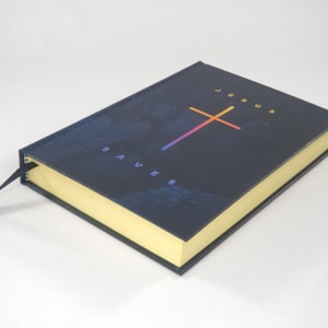 Segunda imagem do produto Bíblia Jesus Saves | NAA | Capa Dura Azul