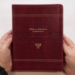 Segunda imagem do produto Bíblia Judaica Completa | Letra Normal | Capa Luxo Vinho