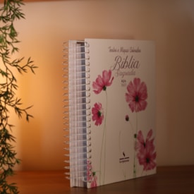 Segunda imagem do produto Bíblia King James 1611 Flor Cosmos | Textos e Mapas Coloridos | Espiral