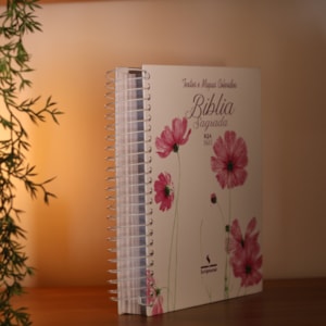 Segunda imagem do produto Bíblia King James 1611 Flor Cosmos | Textos e Mapas Coloridos | Espiral