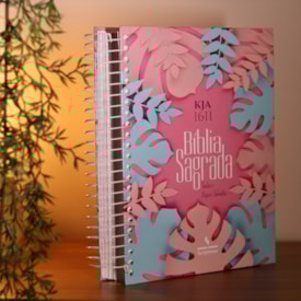 Segunda imagem do produto Bíblia King James 1611 Folhas | Textos e Mapas Coloridos | Espiral