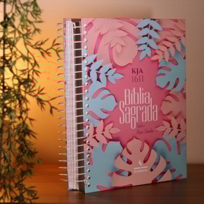 Segunda imagem do produto Bíblia King James 1611 Folhas | Textos e Mapas Coloridos | Espiral