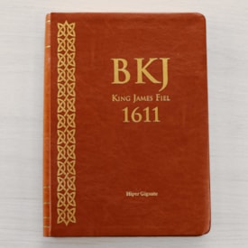 Segunda imagem do produto Bíblia King James 1611 | Letra Hipergigante | Capa Luxo Marrom