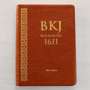 Segunda imagem do produto Bíblia King James 1611 | Letra Hipergigante | Capa Luxo Marrom