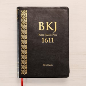 Segunda imagem do produto Bíblia King James 1611 | Letra Hipergigante | Capa Luxo Preta
