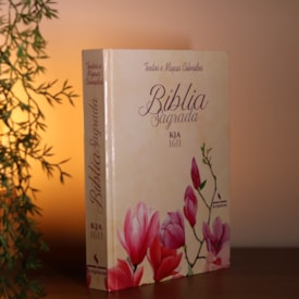 Segunda imagem do produto Bíblia King James 1611 Magnólia | Textos e Mapas Coloridos | Capa Dura