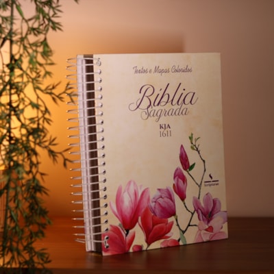 Segunda imagem do produto Bíblia King James 1611 Magnólia| Textos e Mapas Coloridos | Espiral