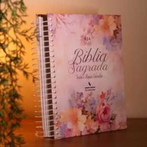 Segunda imagem do produto Bíblia King James 1611 Rosa e Hortencia | Textos e Mapas Coloridos | Espiral