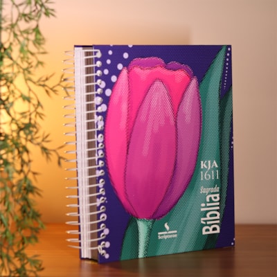Segunda imagem do produto Bíblia King James 1611 Tulipa | Textos e Mapas Coloridos | Espiral