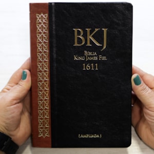 Segunda imagem do produto Bíblia King James 1611 Ultrafina Ampliada | Letra Normal | Capa Marrom e Preta