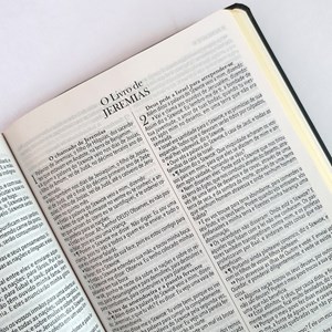Bíblia King James 1611 Ultrafina Ampliada | Letra Normal | Capa Marrom e Preta