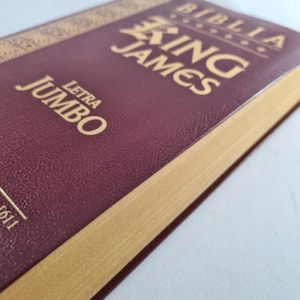 Segunda imagem do produto Bíblia King James Atualizada | KJA | Letra Jumbo | Capa Cover Book Bordo