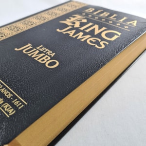 Segunda imagem do produto Bíblia King James Atualizada | KJA | Letra Jumbo | Capa Cover Book Preta