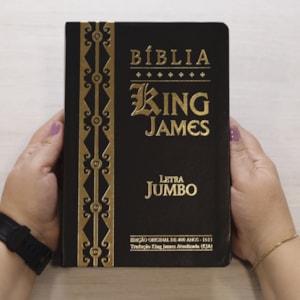 Segunda imagem do produto Bíblia King James Atualizada | Letra Jumbo | Capa Arabesco Preta