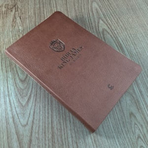 Segunda imagem do produto Bíblia King James Atualizada Slim | KJA | Letra Normal | Capa Luxo Marrom