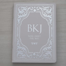 Segunda imagem do produto Bíblia King James Fiel 1611 | Extra Gigante | Capa Luxo Branca