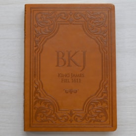 Segunda imagem do produto Bíblia King James Fiel 1611 | Extra Gigante | Capa Luxo Castanha