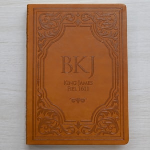 Segunda imagem do produto Bíblia King James Fiel 1611 | Extra Gigante | Capa Luxo Castanha