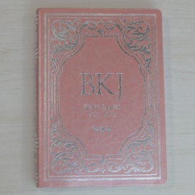 Segunda imagem do produto Bíblia King James Fiel 1611 | Extra Gigante | Capa Luxo Rosê