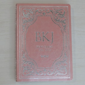 Segunda imagem do produto Bíblia King James Fiel 1611 | Extra Gigante | Capa Luxo Rosê
