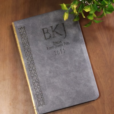 Segunda imagem do produto Bíblia King James Fiel 1611 | Slim Ultrafina | Luxo Premium Cinza