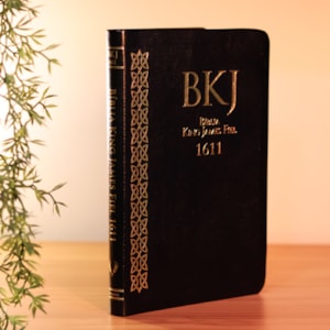 Segunda imagem do produto Bíblia King James Fiel 1611 | Slim Ultrafina | Luxo Premium Preta