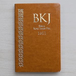 Segunda imagem do produto Bíblia King James Fiel 1611 | Ultrafina Slim | Capa  Castanha