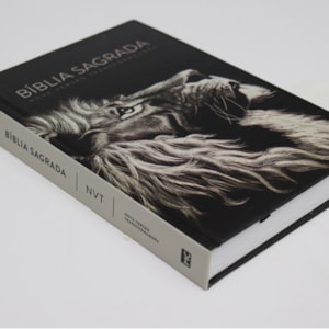 Segunda imagem do produto Bíblia Lion Head | NVT | Letra Normal | Capa Dura