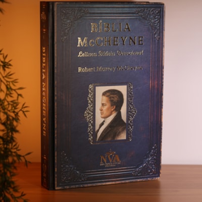 Segunda imagem do produto Bíblia McCheyne | NVA | Leitura Diária Devocional | Full Collor | Capa Dura Vintage  Azul