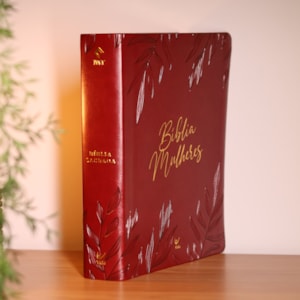 Segunda imagem do produto Bíblia Mulheres Folhas | Viviane Martinello | NVT | Espaço Para Anotações | Capa Luxo Vinho