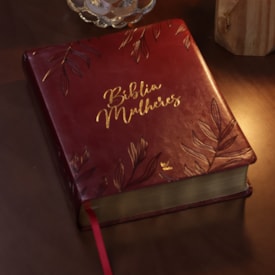 Segunda imagem do produto Bíblia Mulheres Folhas | Viviane Martinello | NVT | Espaço Para Anotações | Capa Luxo Vinho