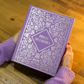 Segunda imagem do produto Bíblia Mulheres | Viviane Martinello | NVT | Espaço Para Anotações | Capa Dura Vintage Roxa