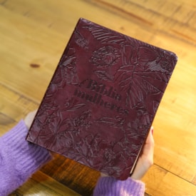 Segunda imagem do produto Bíblia Mulheres | Viviane Martinello | NVT | Espaço Para Anotações | Capa Luxo Vinho Floral