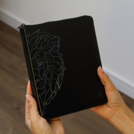 Segunda imagem do produto Biblia NVT Leia e Anote | Fiel e Verdadeiro | Capa Luxo Zíper Preta