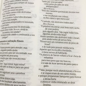 Bíblia O Livro de Deus Floral Creme | NVT | Letra Normal | Capa Dura