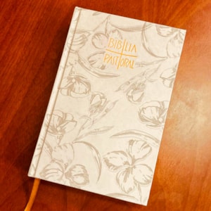 Segunda imagem do produto Bíblia Pastoral | Letra Normal | Capa Dura Esperança | Edição Católica
