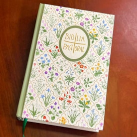 Segunda imagem do produto Bíblia Pastoral | Letra Normal | Capa Dura Jardim | Edição Católica