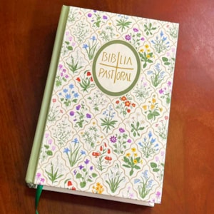 Segunda imagem do produto Bíblia Pastoral | Letra Normal | Capa Dura Jardim | Edição Católica