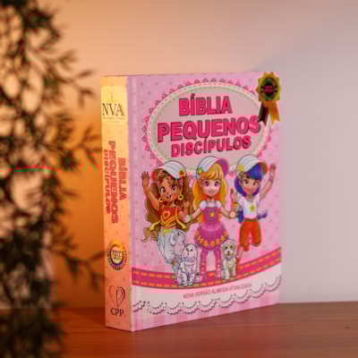 Segunda imagem do produto Bíblia Pequenos Discípulos | NVA | Letra Normal | Capa Dura Rosa