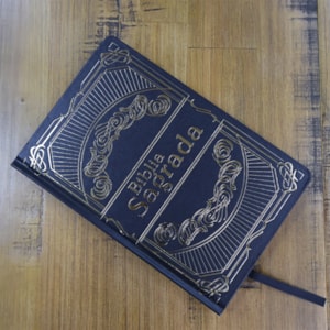 Segunda imagem do produto Bíblia Preta e Dourada | NVT | Letra Normal | Capa Dura Luxo