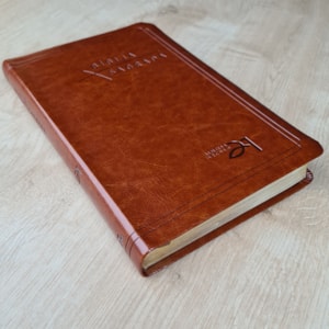 Segunda imagem do produto Bíblia Sagrada | A21 | Normal | C/ Referencias Cruzadas | Capa Luxo Marrom