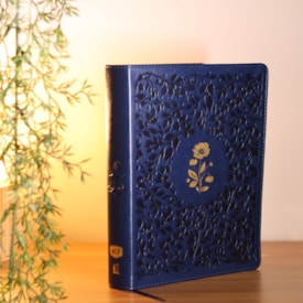 Segunda imagem do produto Bíblia Sagrada | ACF | Espaço Para Anotações | Leitura Perfeita | Couro-Soft Azul Com Flores Em Baix